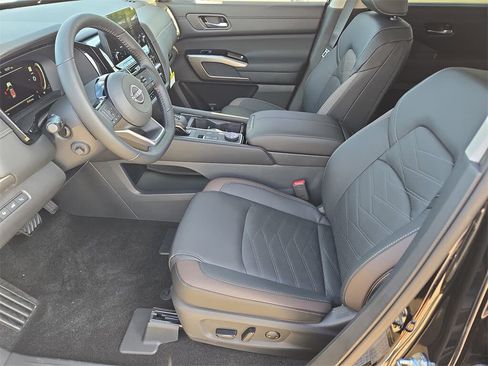 New 2025 Nissan Pathfinder Platinum image 12