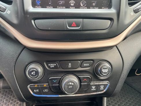 Used 2016 Jeep Cherokee Latitude w/ Cold Weather Group AWD/4WD image 25