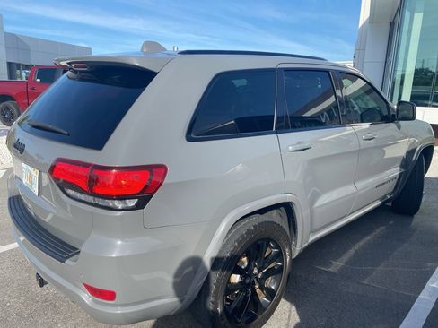 Used 2020 Jeep Grand Cherokee Altitude image 3