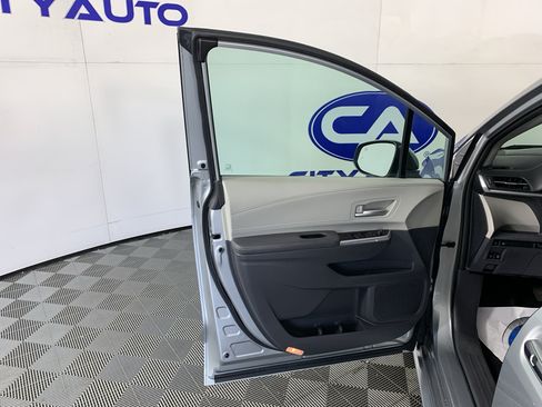 Used 2023 Toyota Sienna XLE FWD image 13
