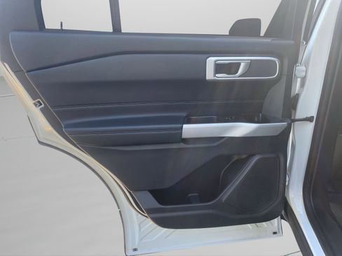 Used 2022 Ford Explorer XLT image 19