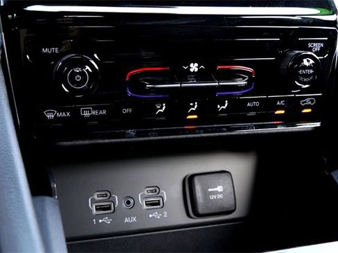 Used 2024 Jeep Grand Cherokee Laredo image 18