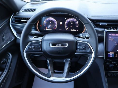 Used 2024 Jeep Grand Cherokee Limited w/ Luxury Tech Group II image 13