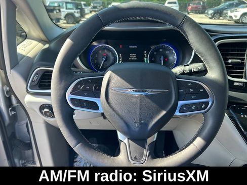 Used 2024 Chrysler Pacifica Touring-L FWD image 15