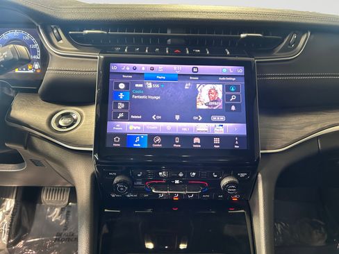Used 2025 Jeep Grand Cherokee L Limited w/ Luxury Tech Group II AWD/4WD image 16