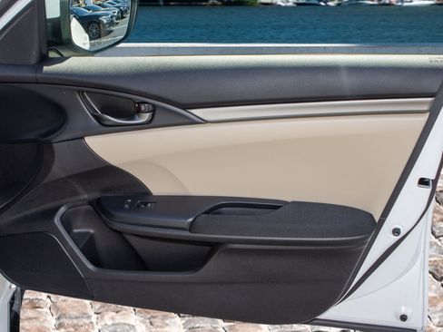 Used 2018 Honda Civic Sport image 12