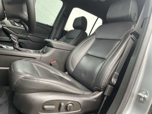 Used 2023 Chevrolet Traverse LT FWD image 19