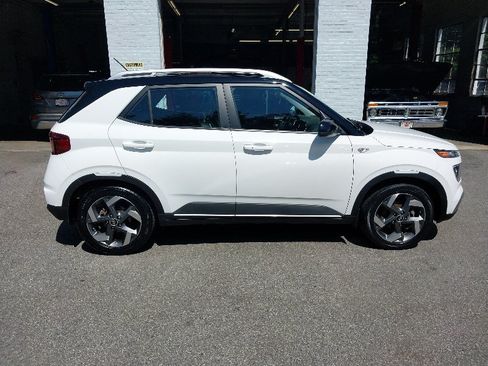Used 2023 Hyundai Venue Limited FWD image 1