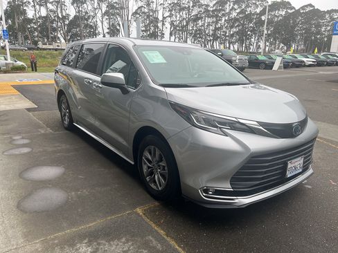 Used 2022 Toyota Sienna XLE AWD/4WD image 17