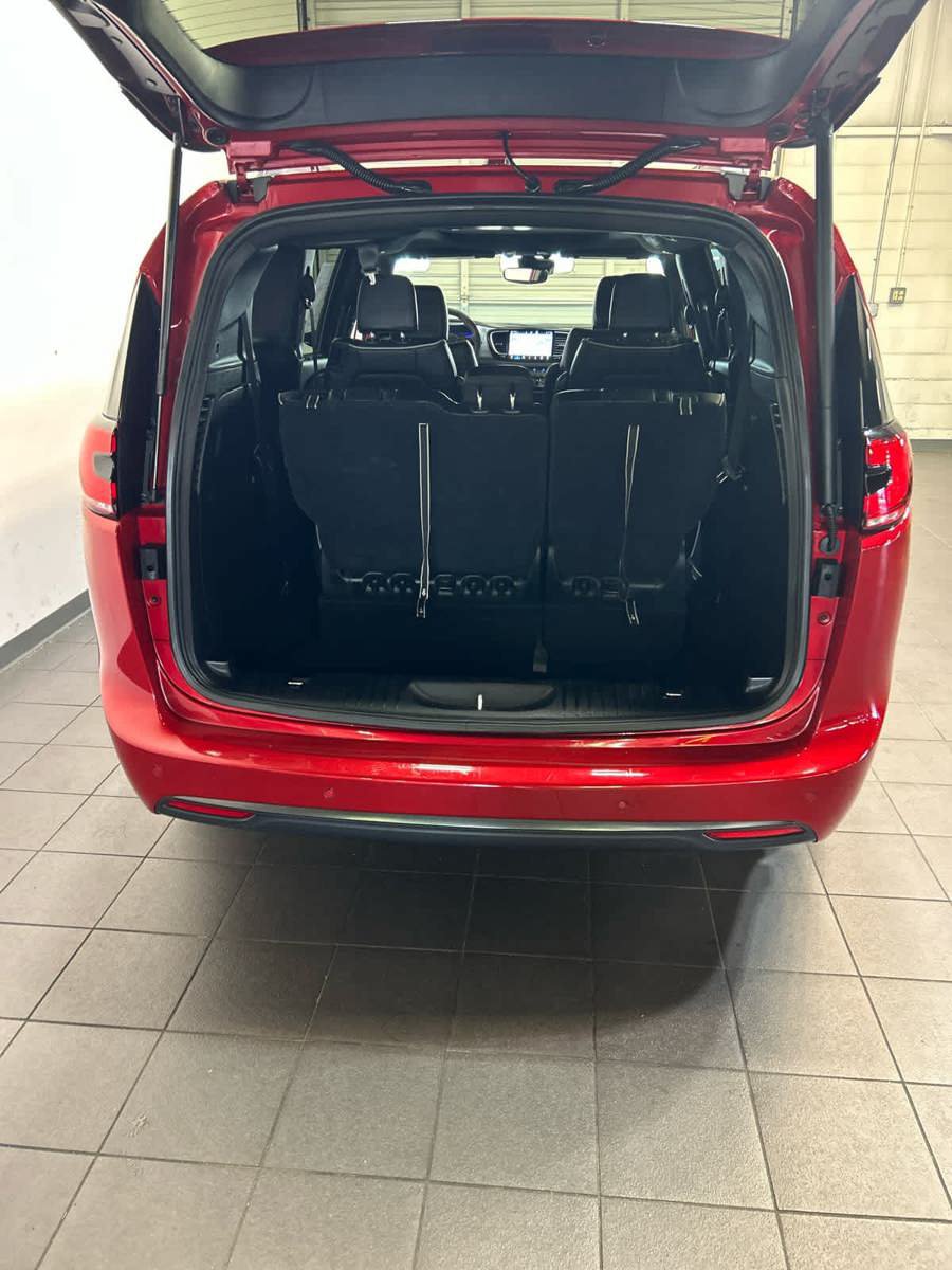 Used 2025 Chrysler Pacifica Limited FWD image 11