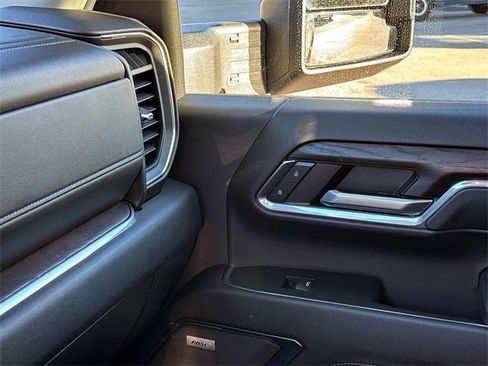 Used 2024 GMC Sierra 2500 SLT image 28