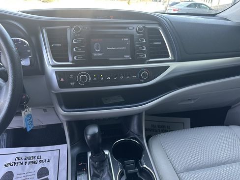 Used 2017 Toyota Highlander LE image 16
