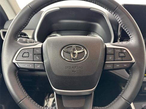 Certified 2025 Toyota Highlander XLE image 17