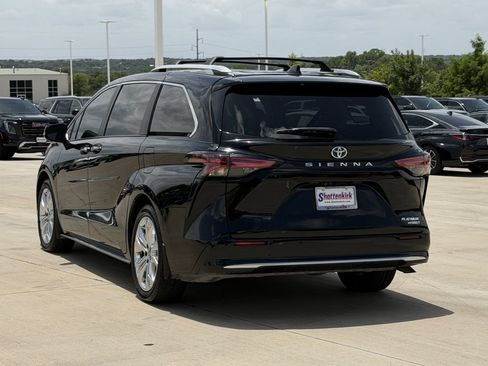 Used 2024 Toyota Sienna Platinum FWD image 4