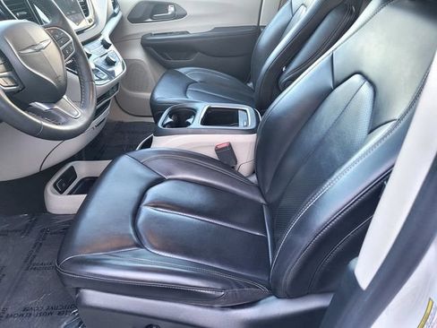 Used 2023 Chrysler Pacifica Touring-L FWD image 12