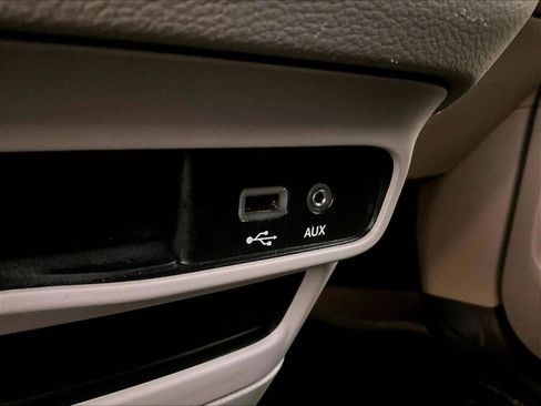 Used 2020 Chrysler Voyager L image 32