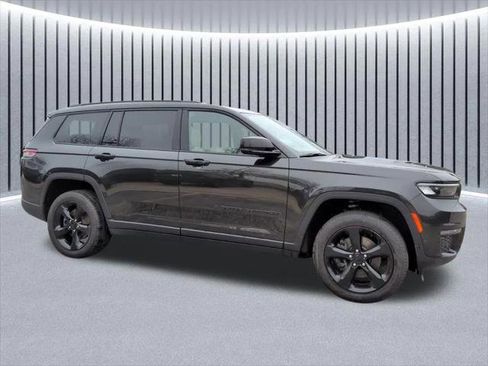 Certified 2025 Jeep Grand Cherokee L Limited w/ Luxury Tech Group II AWD/4WD image 3