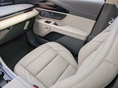 Used 2025 Lincoln Nautilus Reserve image 16