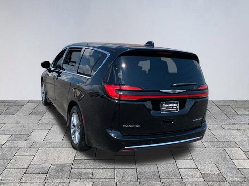 Used 2026 Chrysler Pacifica Limited FWD image 5
