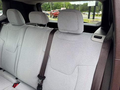 Used 2015 Jeep Renegade Latitude FWD image 16