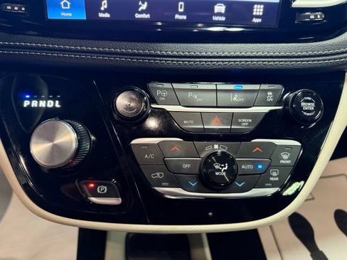 Used 2023 Chrysler Pacifica Touring-L FWD image 46