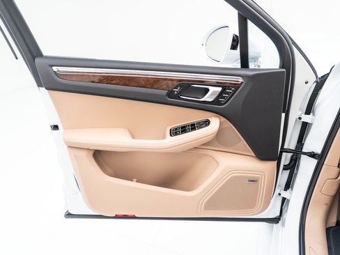 Certified 2026 Porsche Macan AWD/4WD image 22