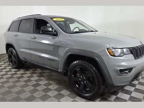 Used 2019 Jeep Grand Cherokee Laredo image 1