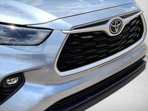 Used 2023 Toyota Highlander XLE FWD image 27