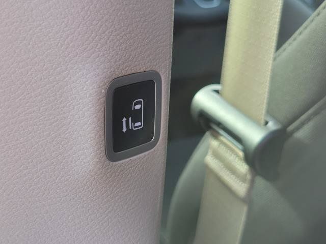 Used 2023 Chrysler Voyager LX FWD image 28