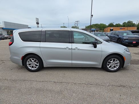Used 2024 Chrysler Pacifica Touring-L FWD image 9