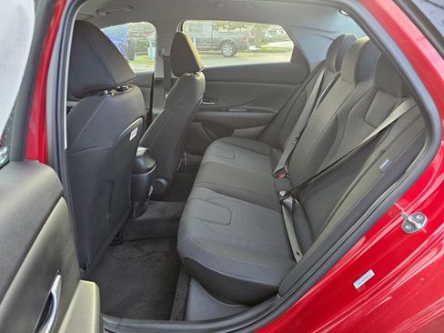 Used 2025 Hyundai Elantra SE image 14