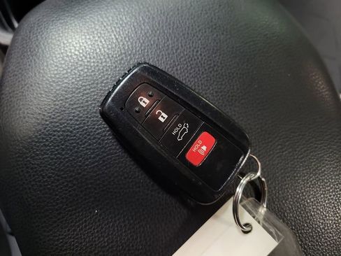Used 2021 Toyota RAV4 XLE w/ Convenience Package FWD image 16