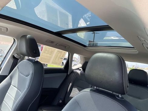 Certified 2022 Volkswagen Taos SE FWD image 10