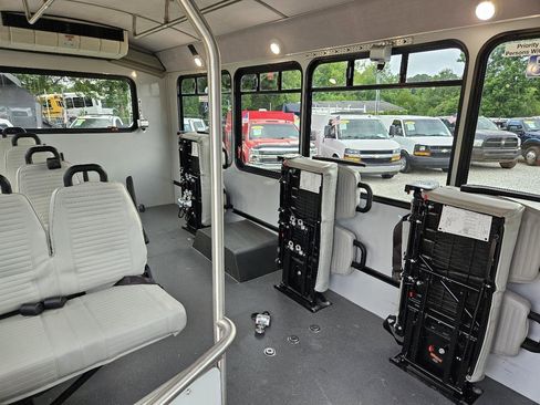 Used 2018 Chevrolet Express 4500 w/ Shuttle Bus Package RWD image 25