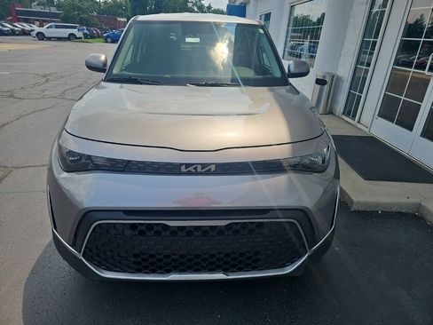 Used 2025 Kia Soul LX FWD image 3