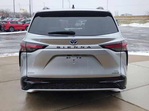 Used 2021 Toyota Sienna XSE image 18