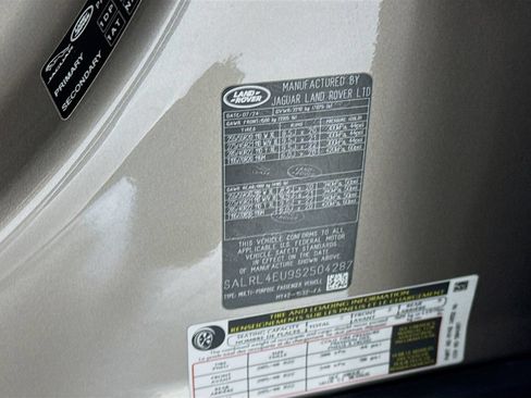 Used 2025 Land Rover Discovery Dynamic SE AWD/4WD image 36