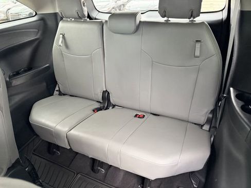 Certified 2025 Toyota Sienna XLE FWD image 24