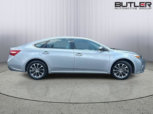 Used 2018 Toyota Avalon XLE FWD image 3