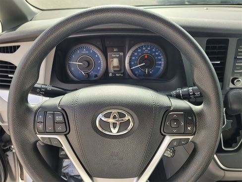 Used 2020 Toyota Sienna LE image 26