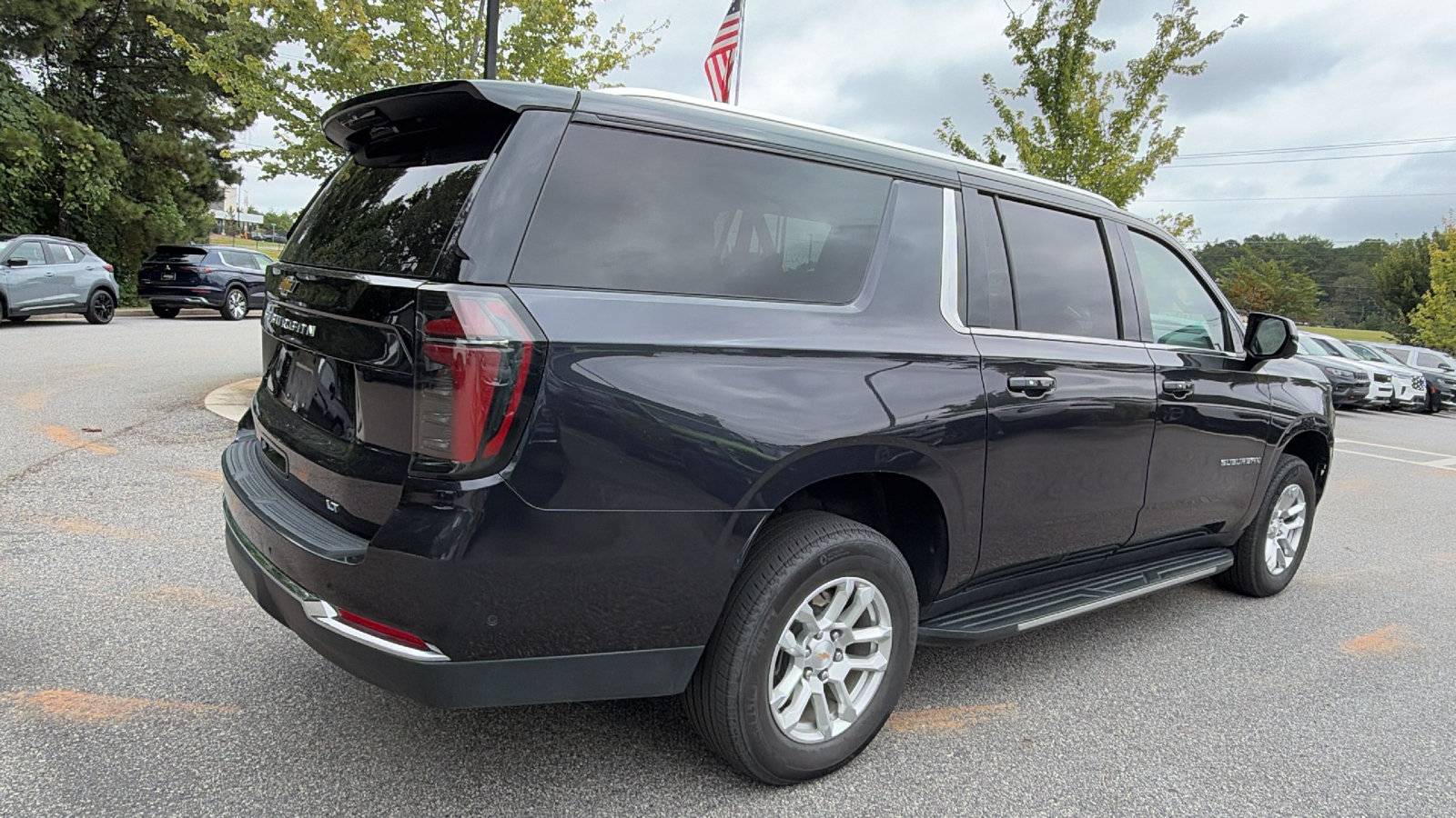 Used 2025 Chevrolet Suburban LT RWD image 8