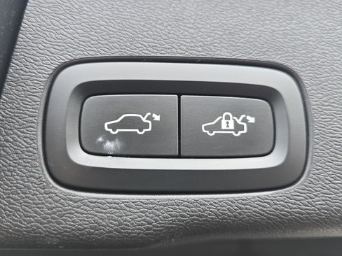 Used 2018 Volvo XC60 T6 Momentum w/ Advanced Package image 17