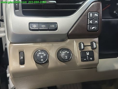 Used 2018 Chevrolet Suburban Premier AWD/4WD image 32