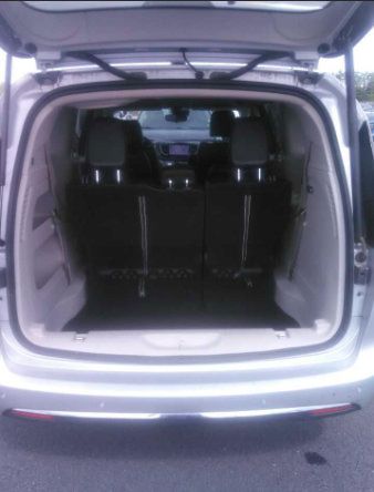 Used 2024 Chrysler Pacifica Touring-L FWD image 2