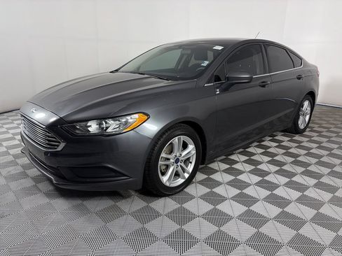 Used 2018 Ford Fusion SE w/ Fusion SE Technology Package FWD image 3