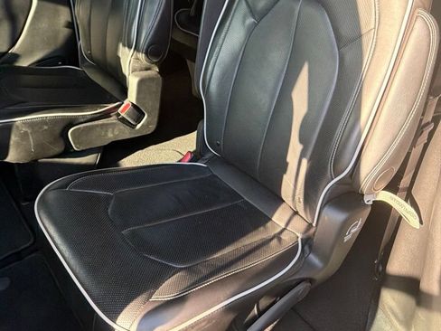 Used 2025 Chrysler Pacifica Limited FWD image 7