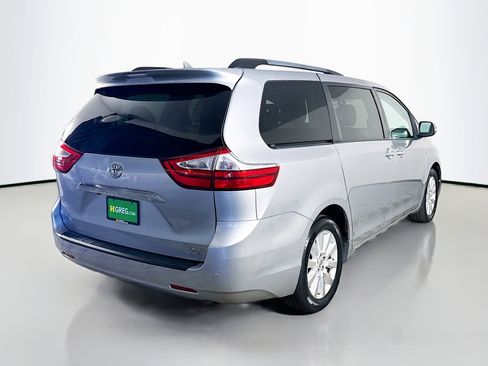 Used 2017 Toyota Sienna Limited Premium image 10