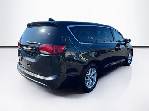 Used 2018 Chrysler Pacifica Touring Plus w/ Tire & Wheel Group FWD image 9
