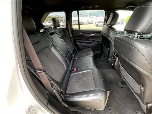 Used 2025 Jeep Grand Cherokee Altitude AWD/4WD image 24