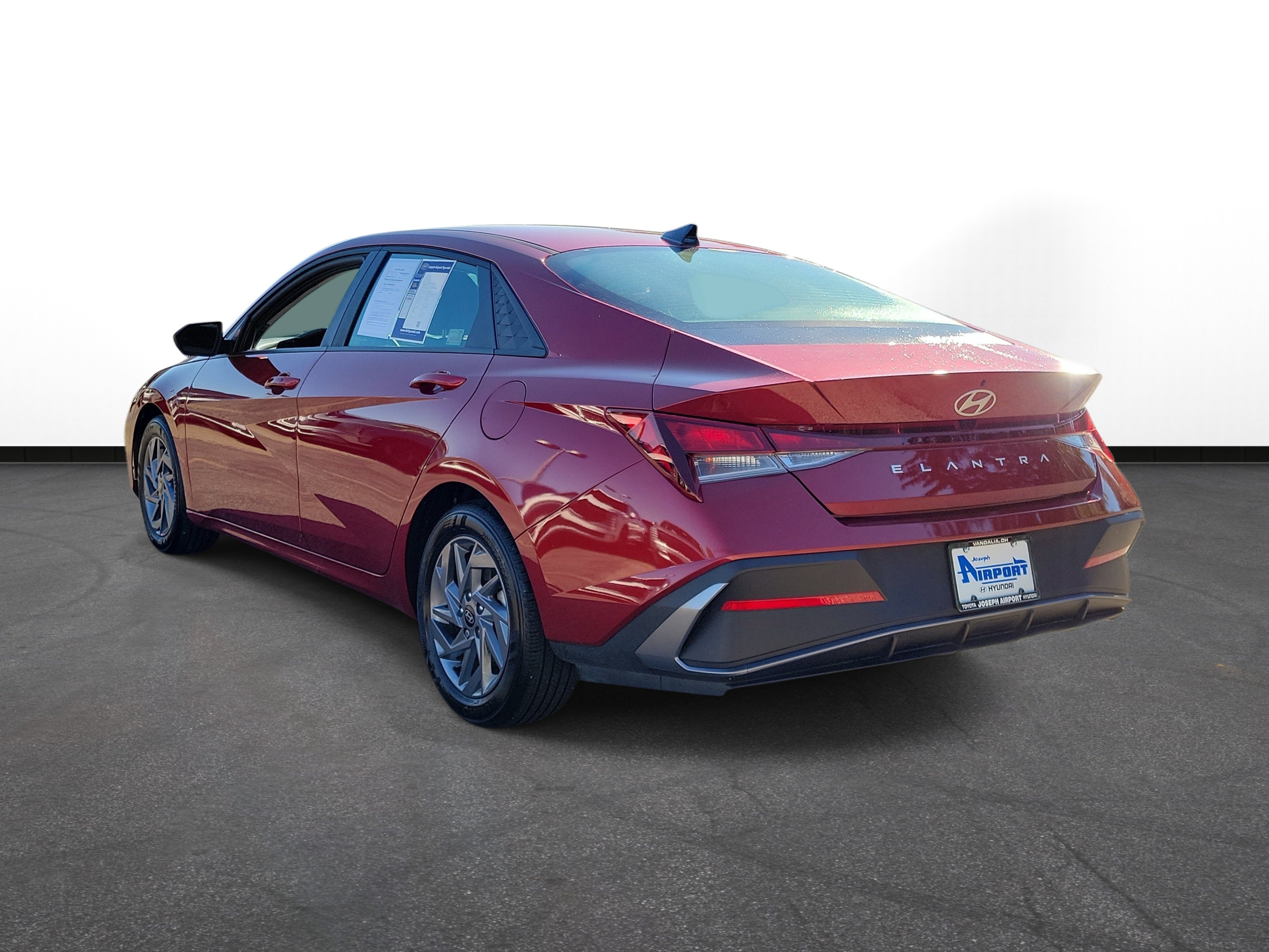 Used 2024 Hyundai Elantra SEL FWD image 3